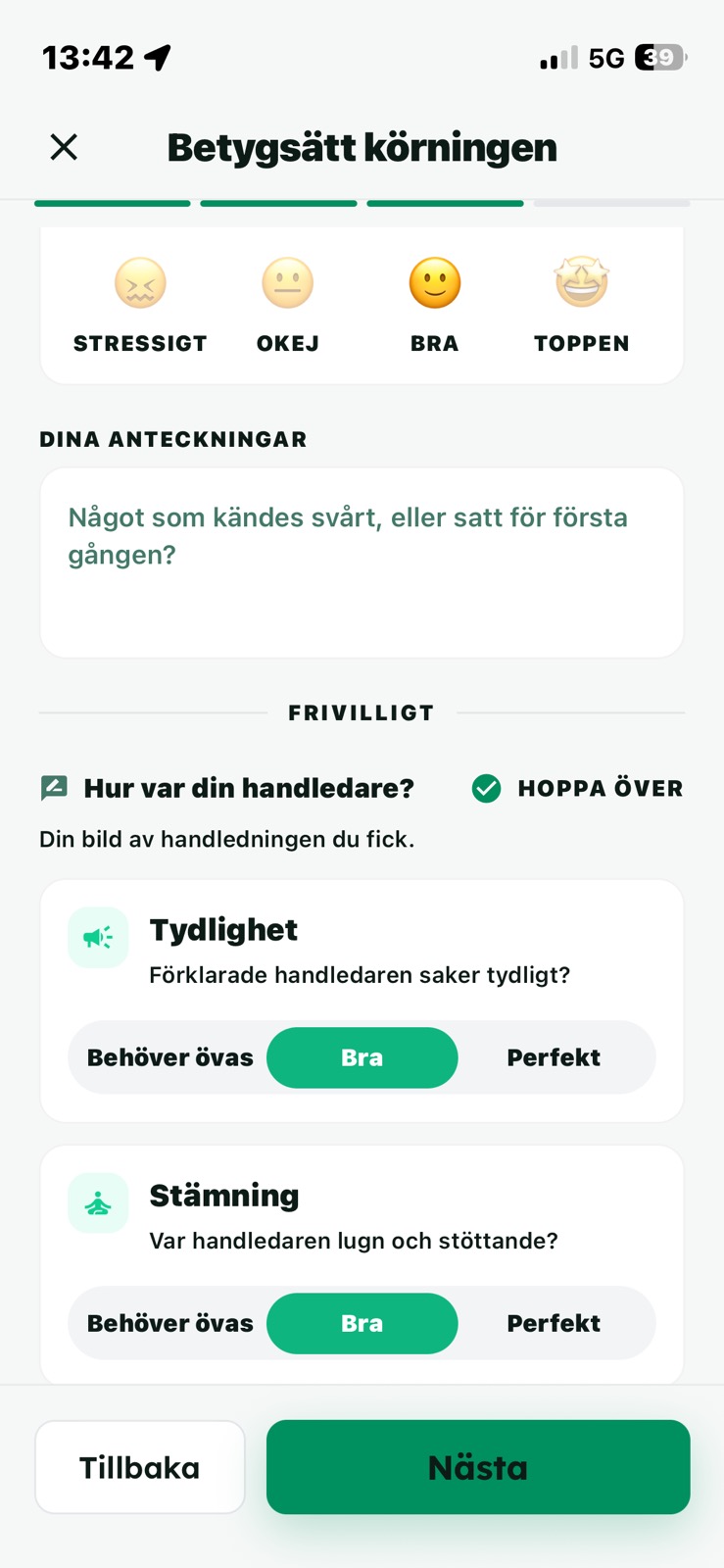Appens uppföljning visar elevens anteckningar och frågor om tydlighet och stämning.